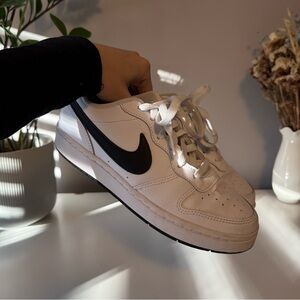 Nike Low Court Borough Size 5.5Y (fits size 7 W)